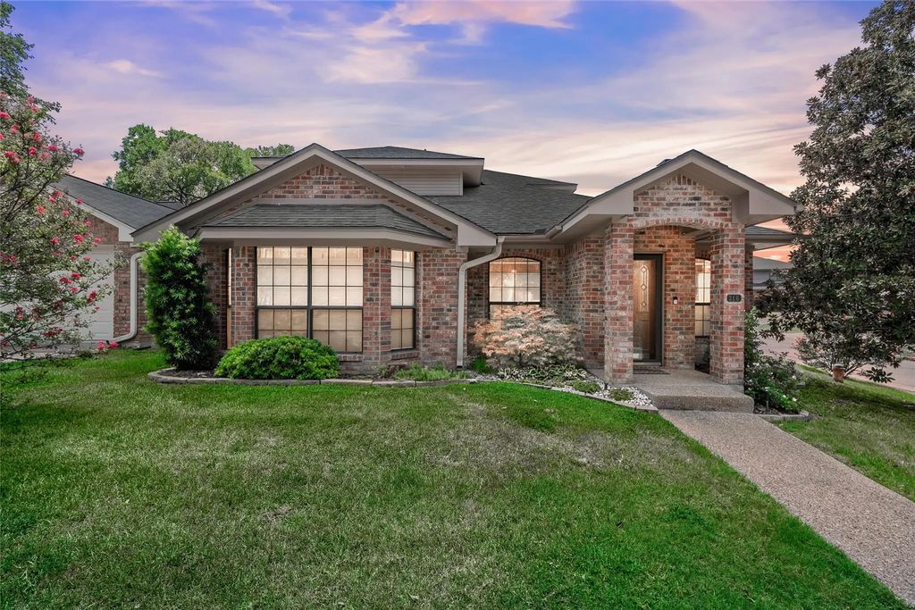 316 Tree Grove, Woodway