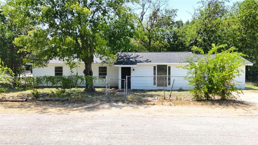 108 E Kirby Avenue, Quinlan
