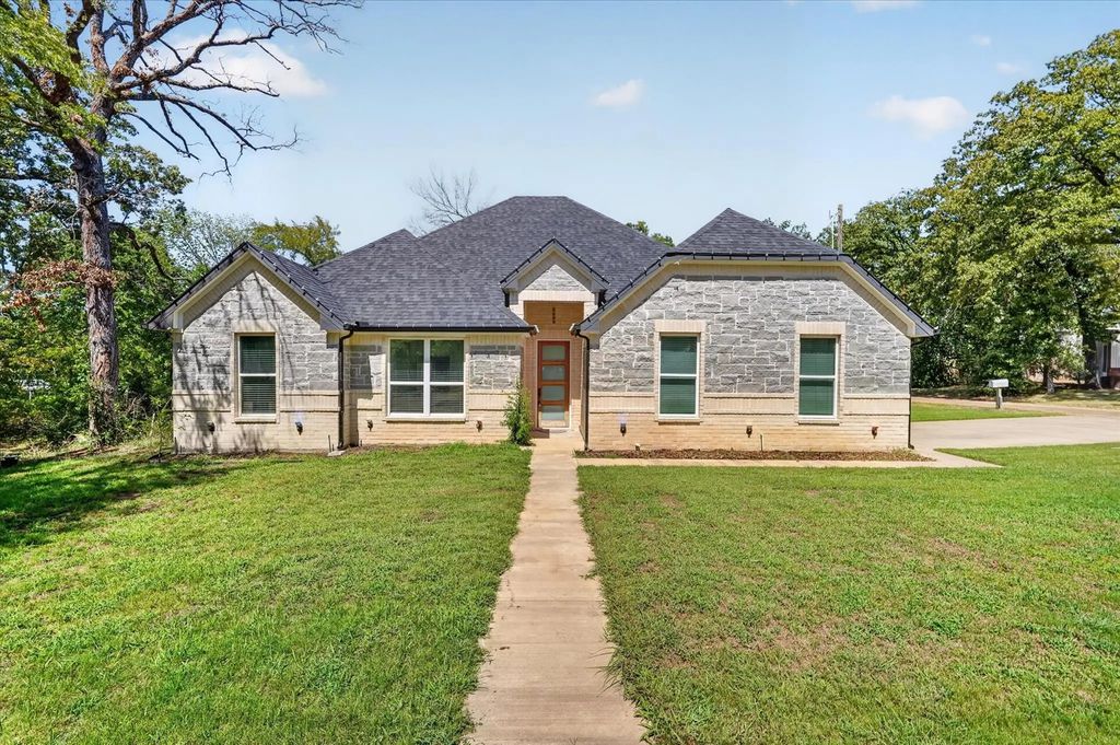 114 Dowdy Lane, Mabank
