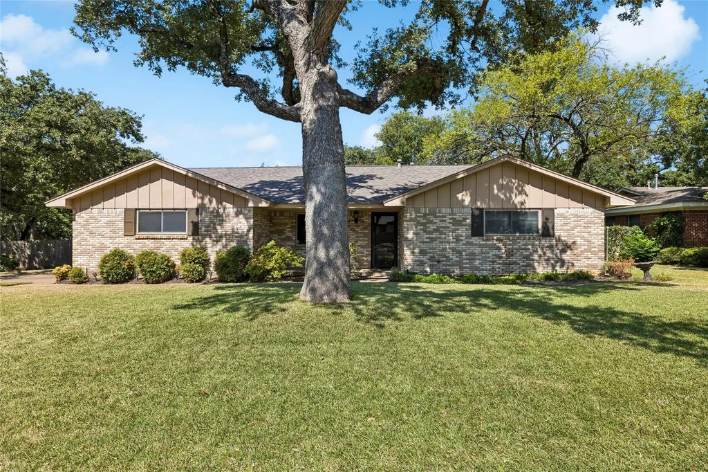505 Caduceus Lane, Hurst