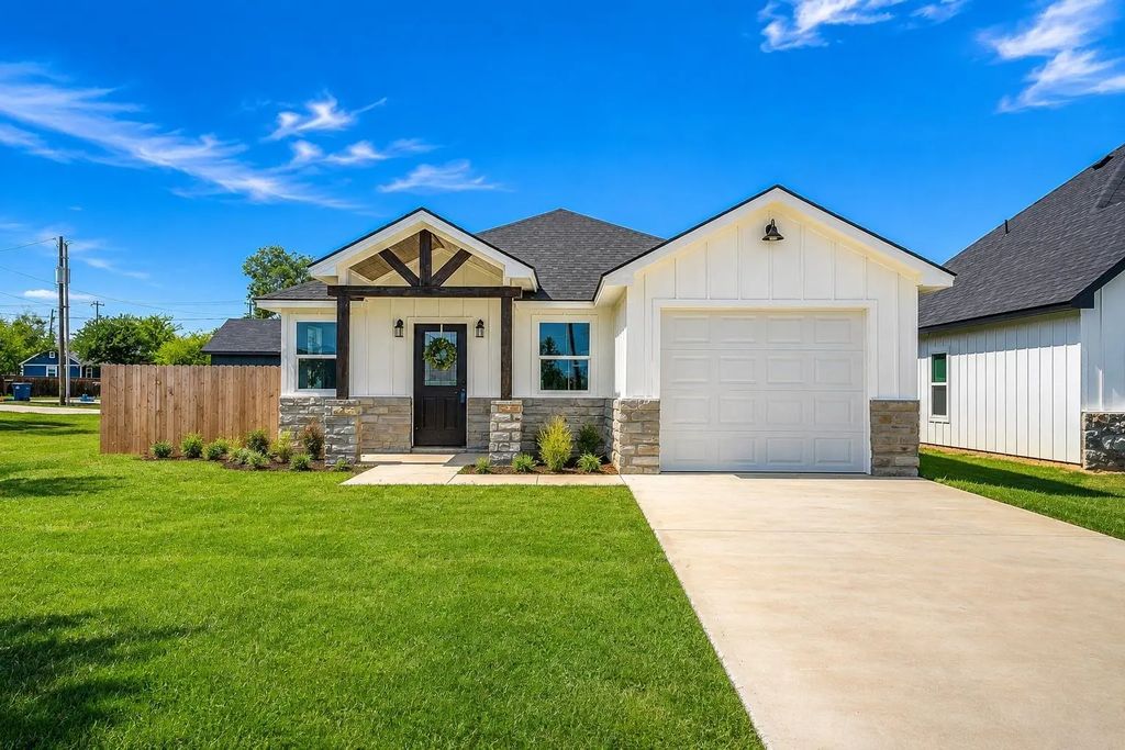 203 E South, Itasca