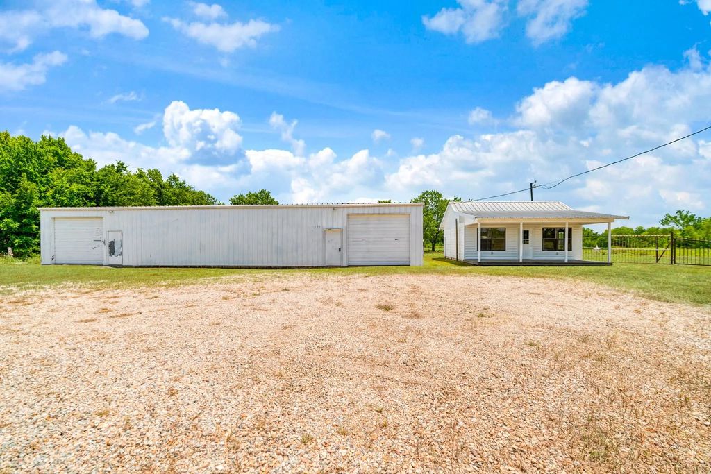 2107 S 19 & 24 Highway, Paris