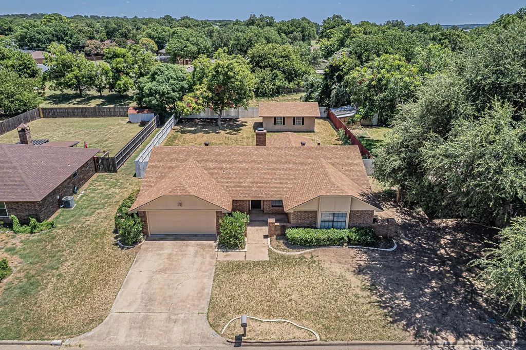 1015 Meadowlark Lane, Granbury