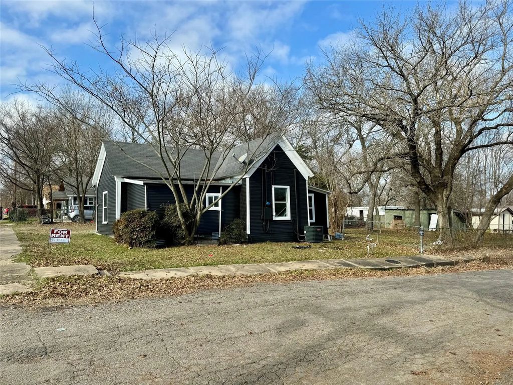 400 S 4th Street, Bonham