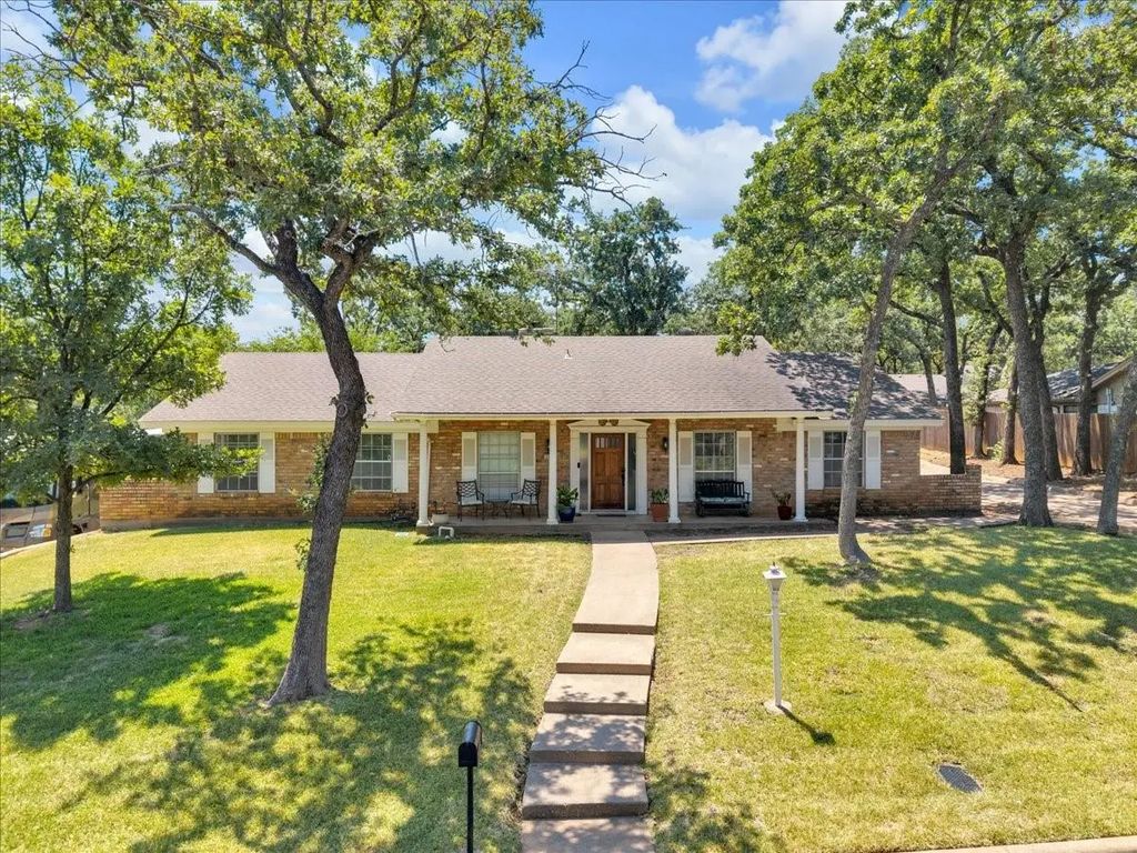 207 Walnut Way, Euless