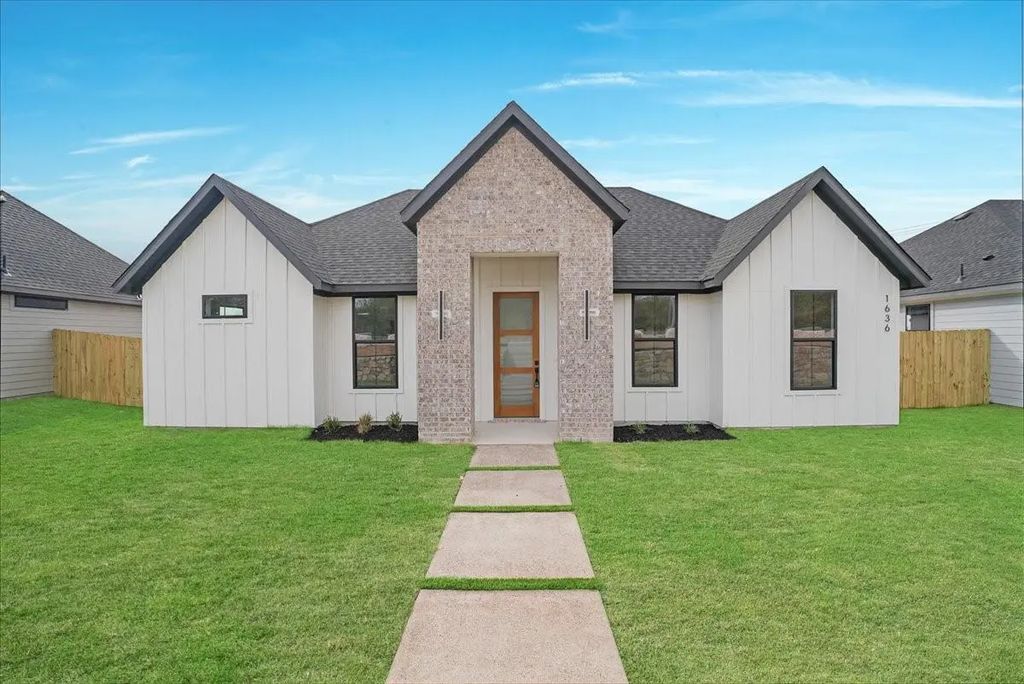 1636 W Wintergreen Road, Lancaster