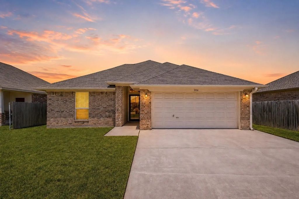 204 Raven Ridge Court, Lacy Lakeview