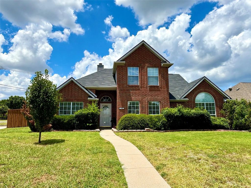 1805 Country Court, Garland
