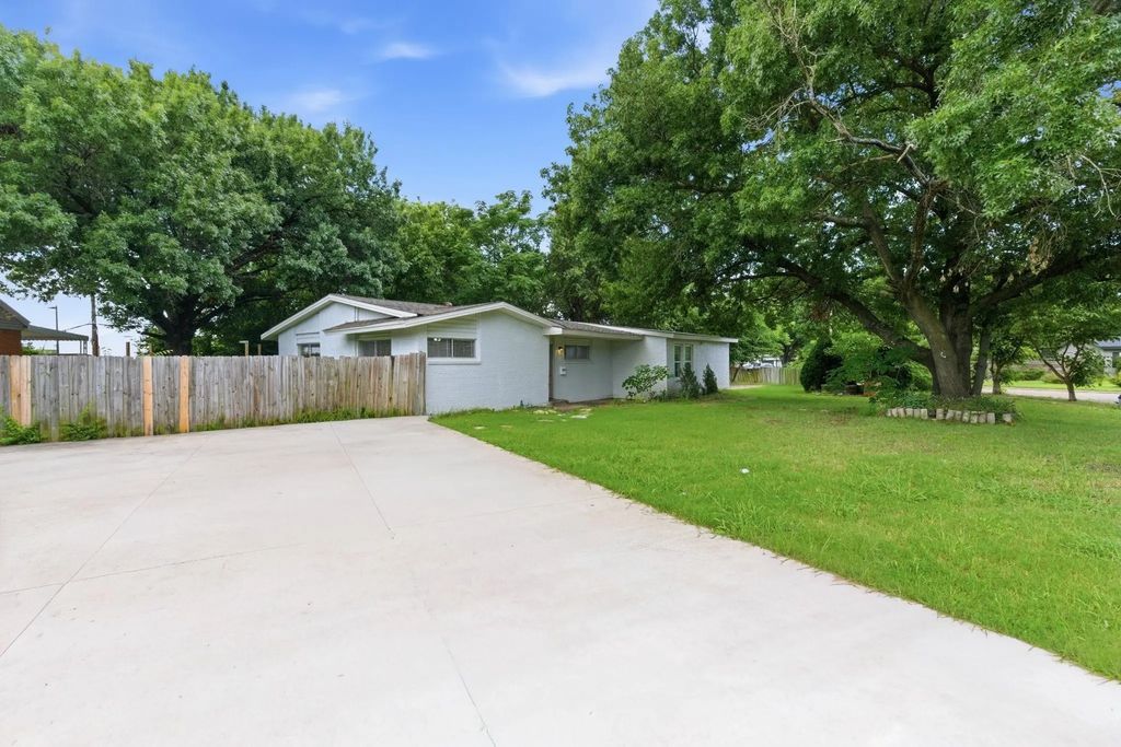 2204 Dunloe Avenue, Dallas