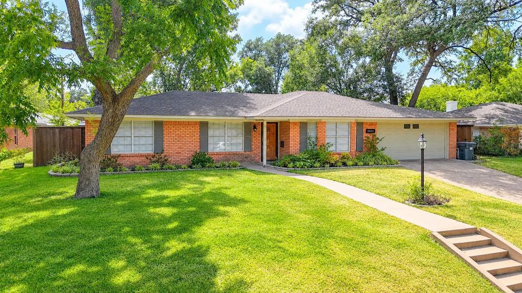 2002 Mimosa Drive, Corsicana