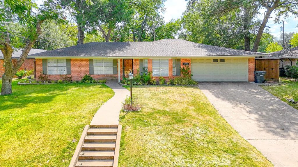 2002 Mimosa Drive, Corsicana