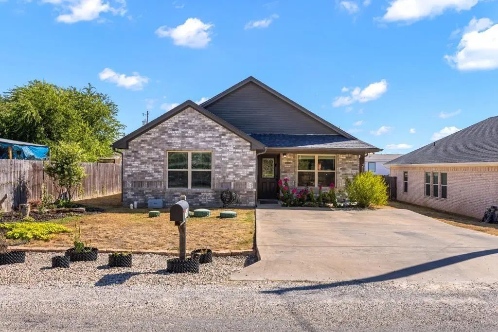2605 Dove Trail, Granbury