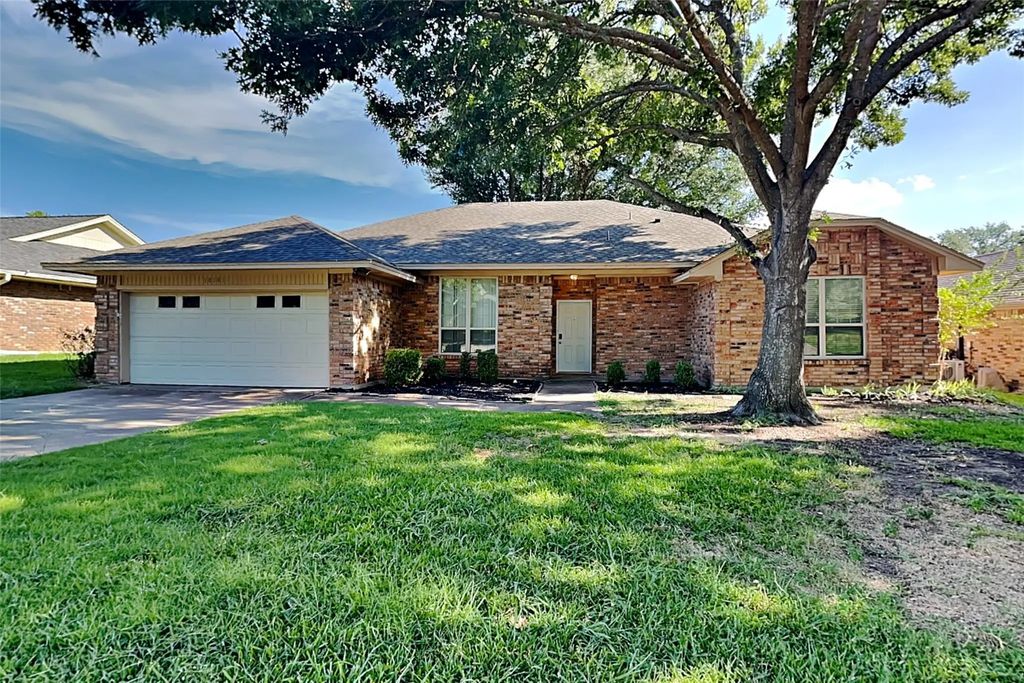10101 Stoneleigh Drive, Benbrook