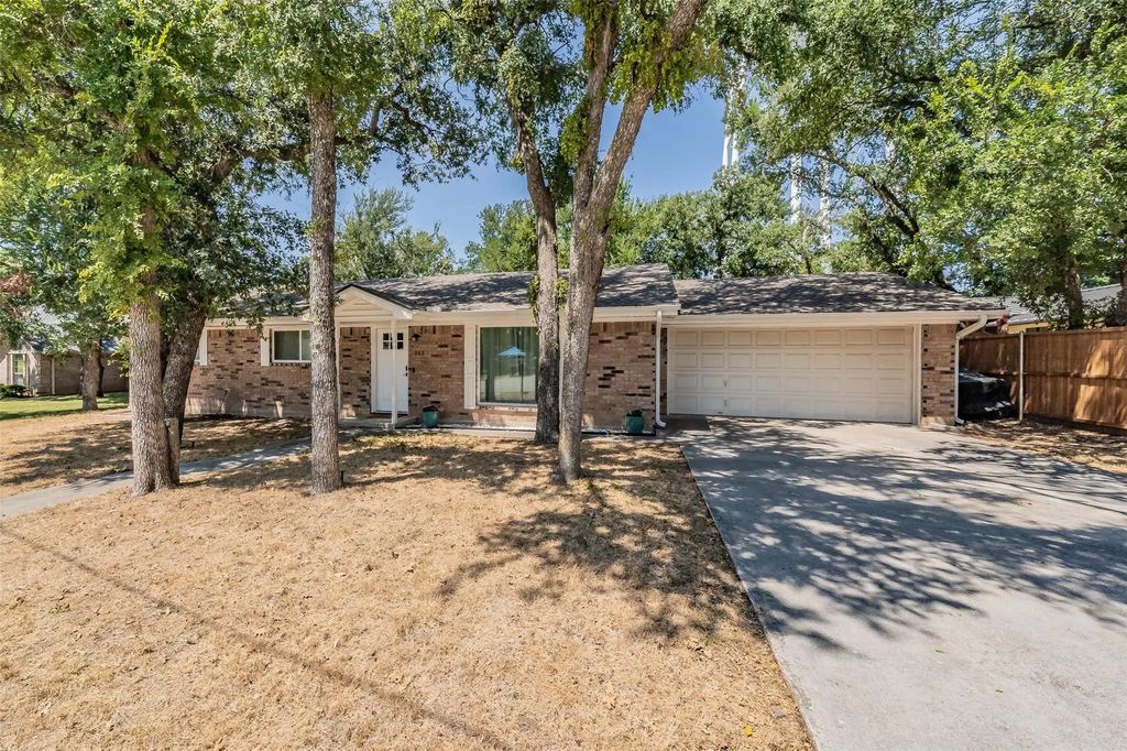 909 Shady Oaks, Bridgeport