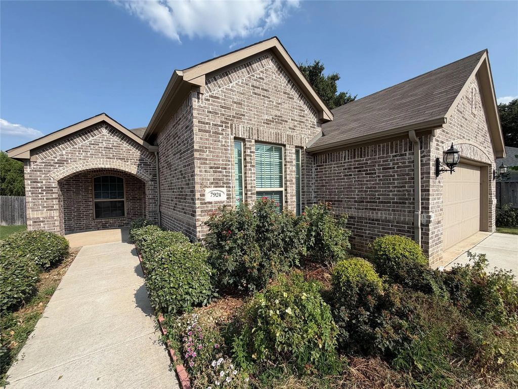 7924 Buttonwood Drive, Fort Worth