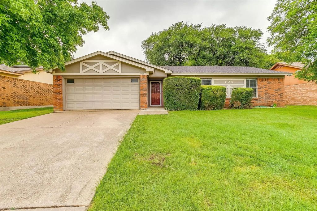 828 Lynne Lane, Burleson