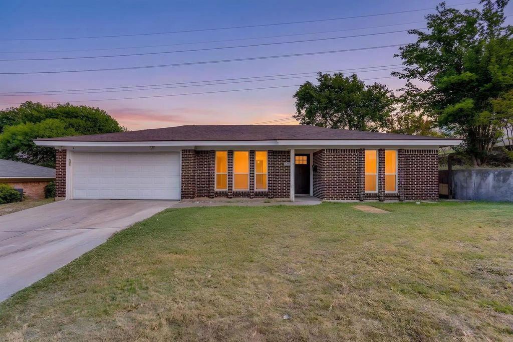 332 W Hallmark Drive, Fort Worth