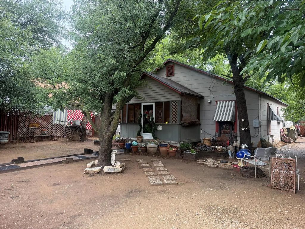608 E Wichita Street, Henrietta
