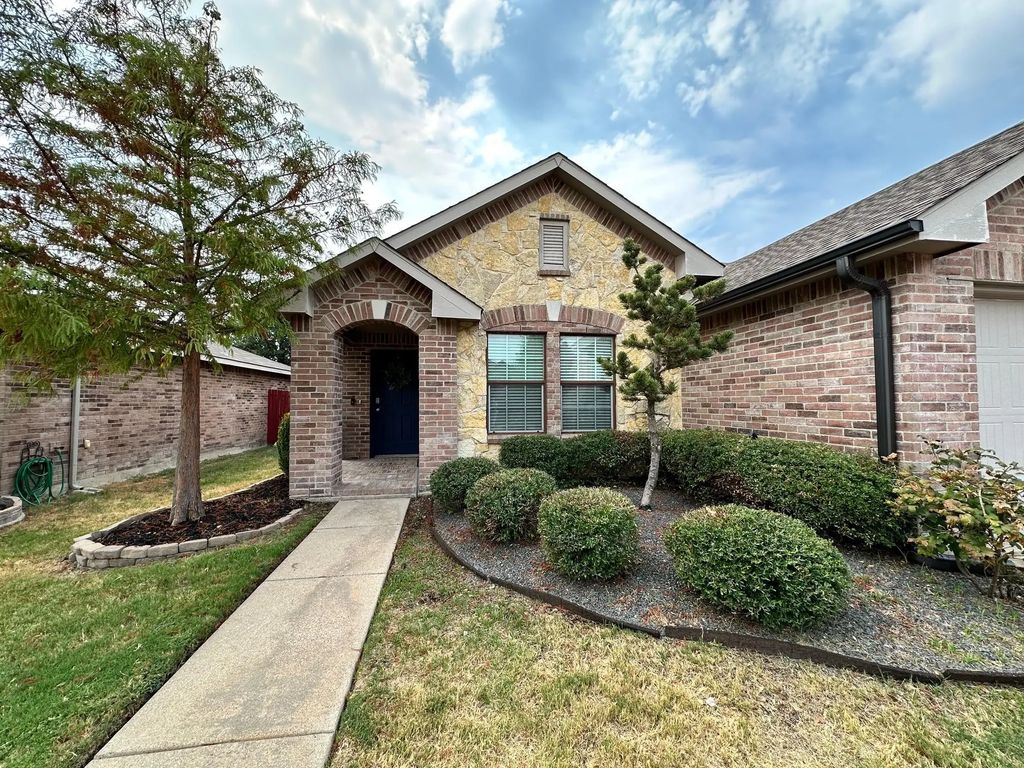 5733 Mirror Ridge Drive, Fort Worth