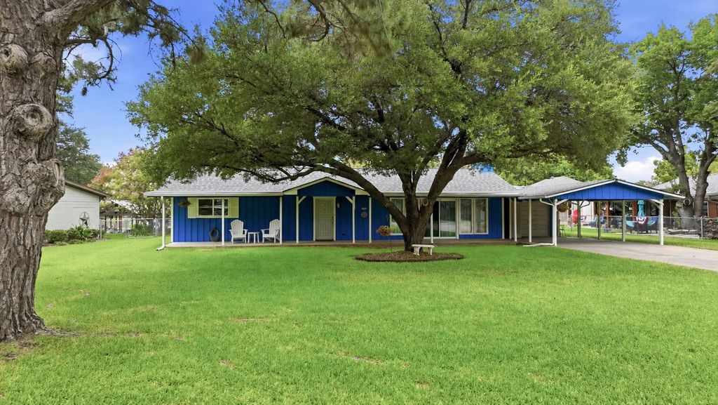 3904 Winding Way, Granbury