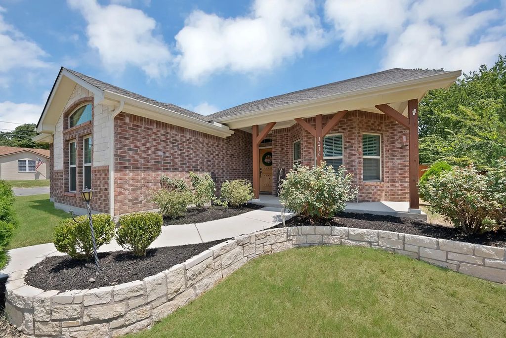 1216 N Elm Street, Weatherford