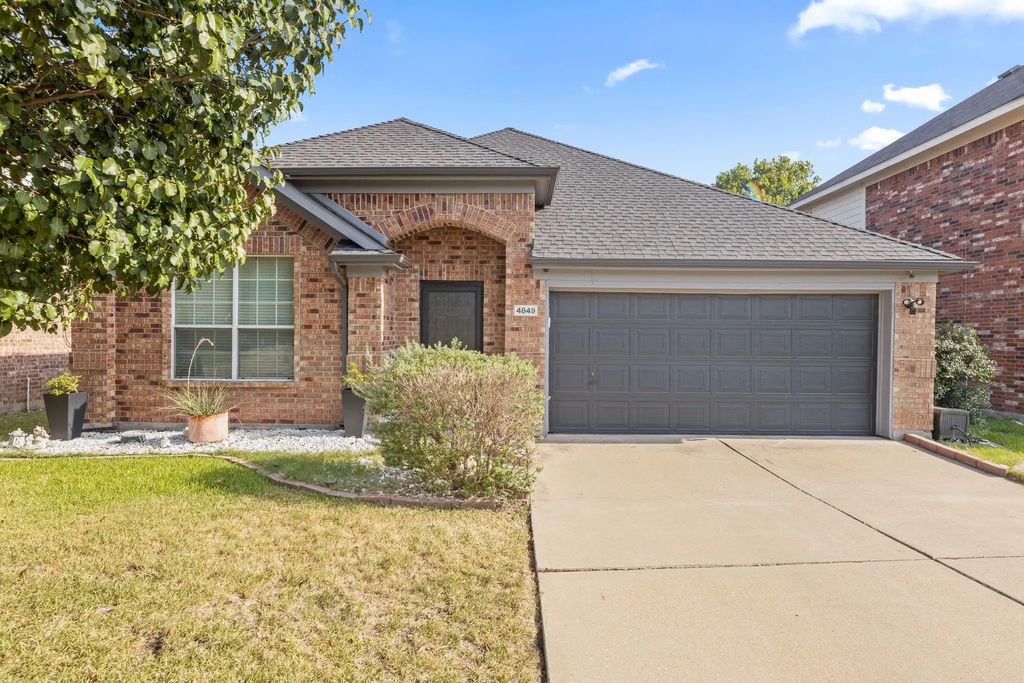 4849 Summer Oaks Lane, Fort Worth