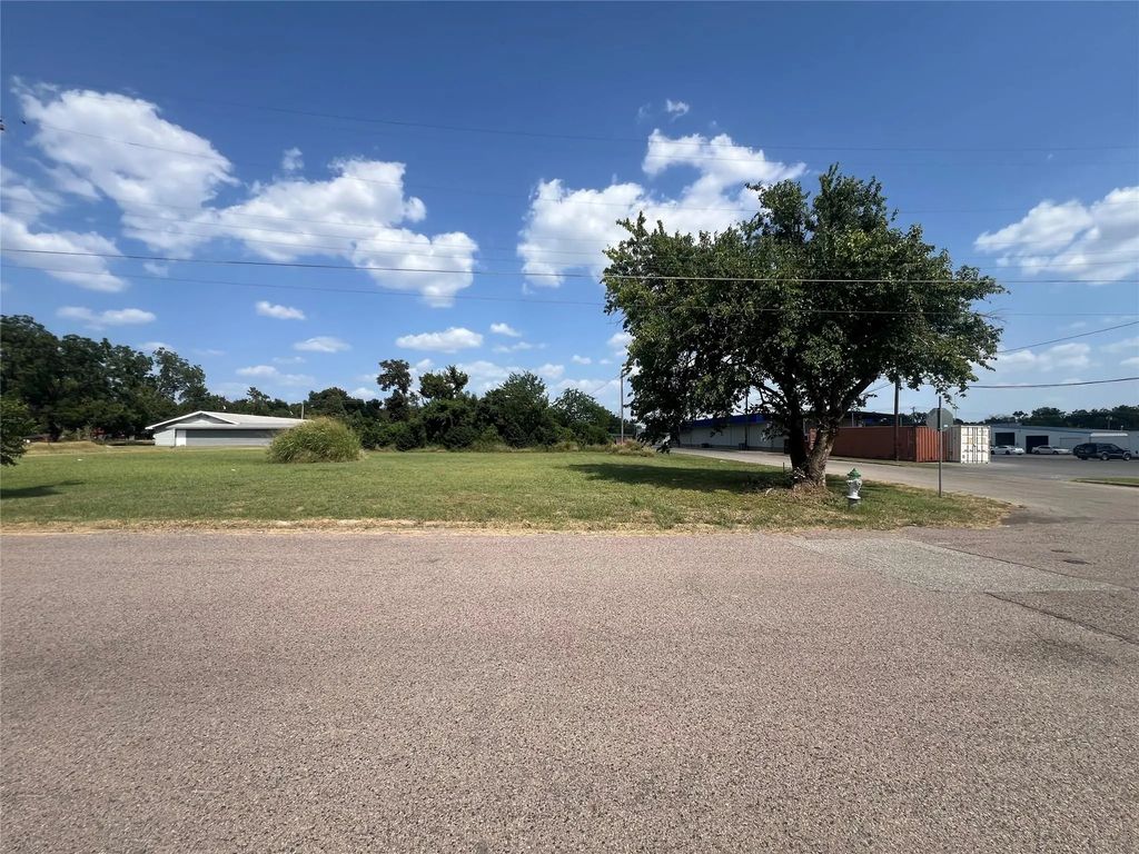 1706 N Main Street, Bonham