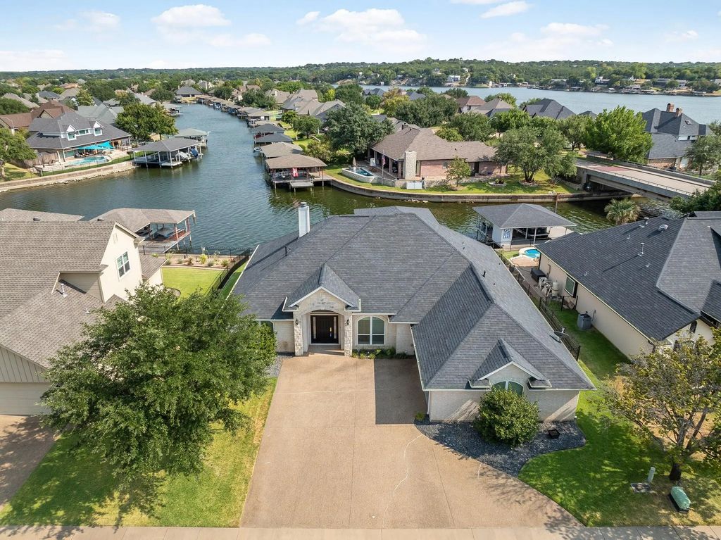 1003 Cliff Swallow Drive, Granbury