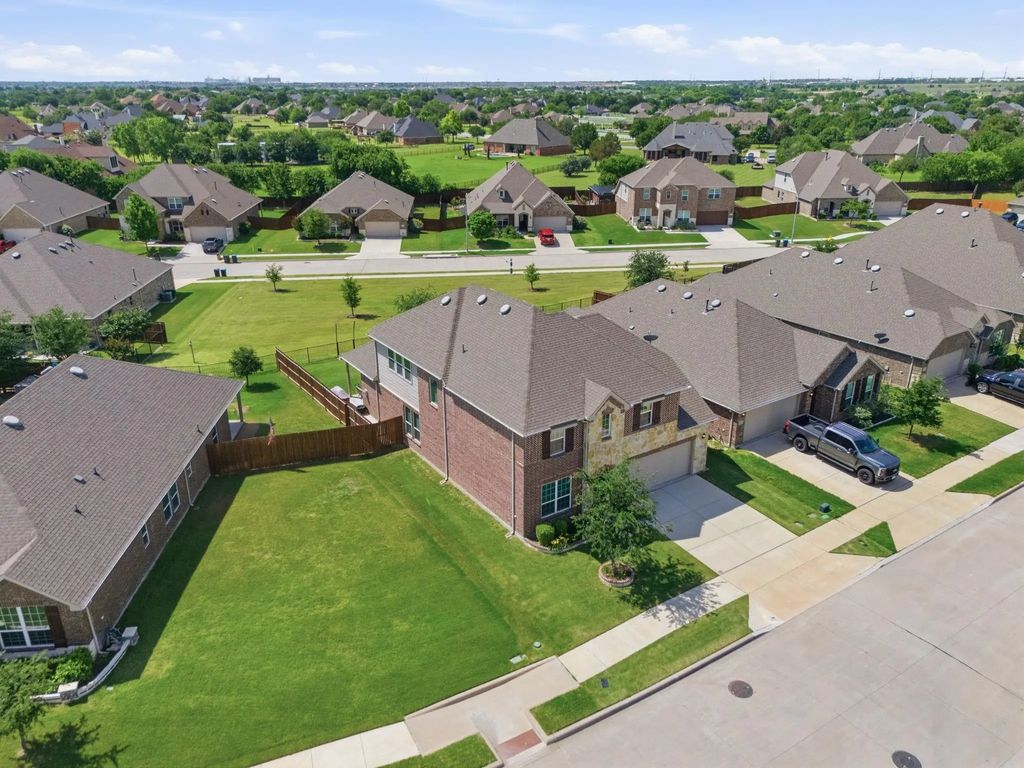 1101 Pinnacle Breeze Drive, Fort Worth