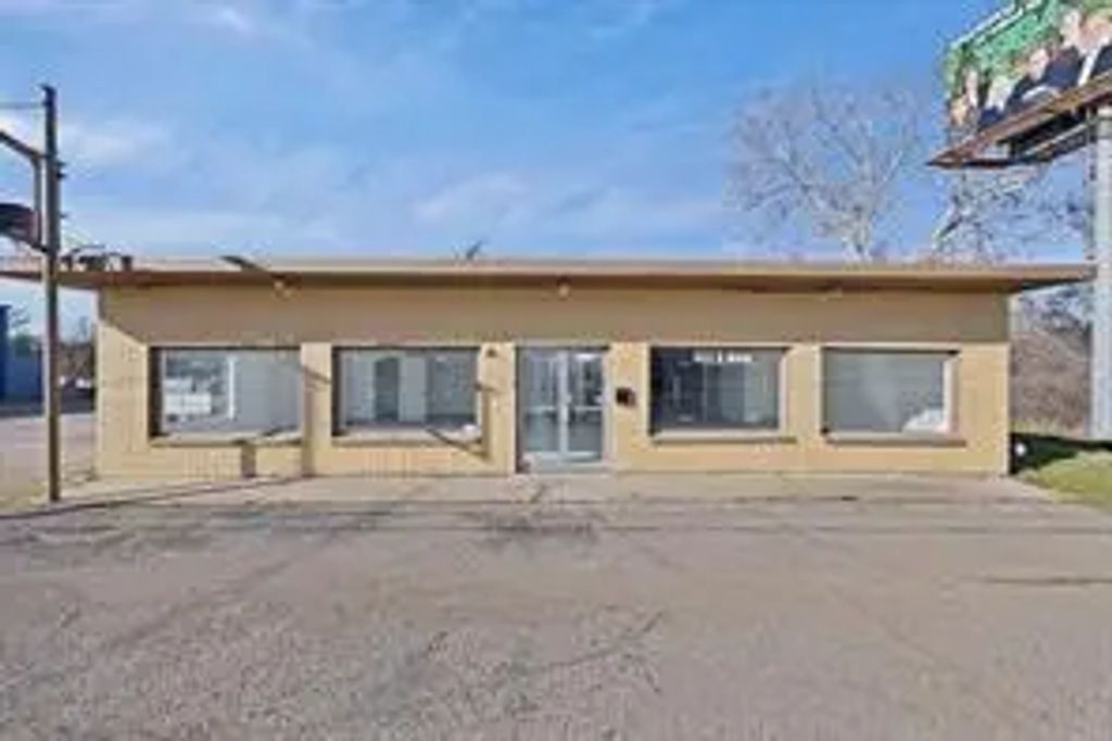 1123 N Main Street, Cleburne
