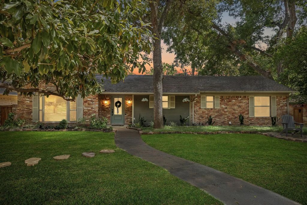9812 Ravensway Drive, Dallas