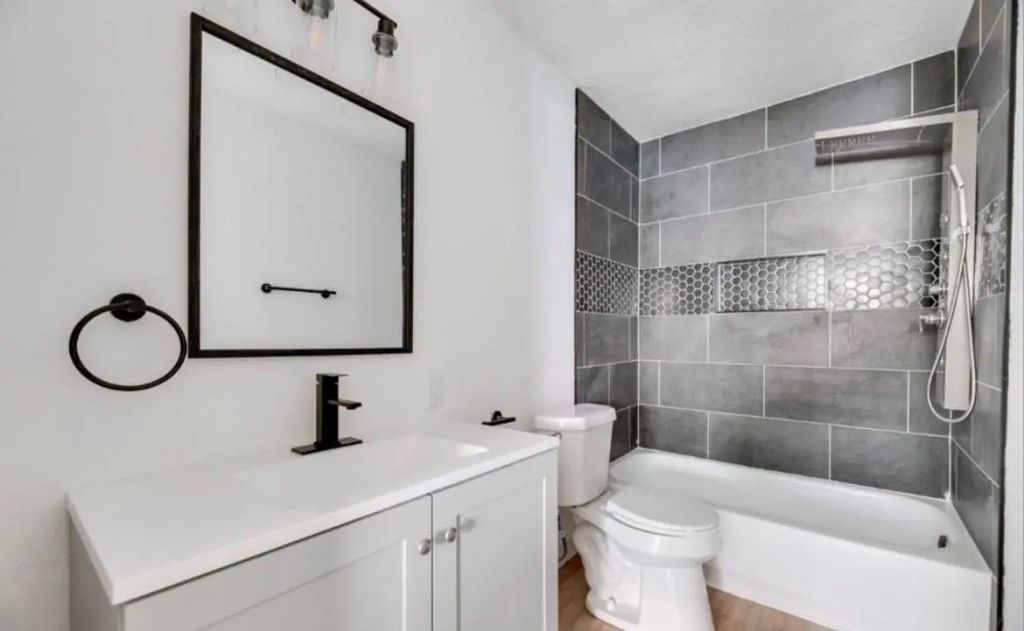 322 N Lakeview Drive, Lacy Lakeview