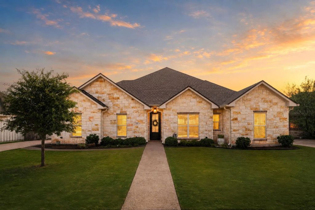 717 Wintergreen Drive, Hewitt
