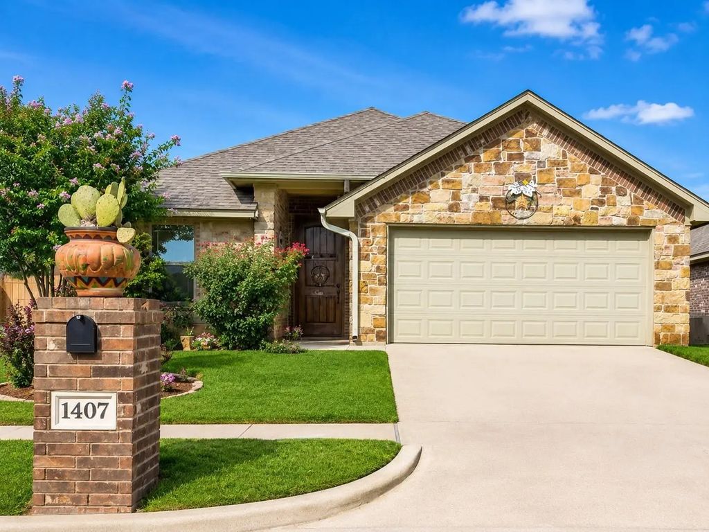 1407 Lauren Lane, Granbury