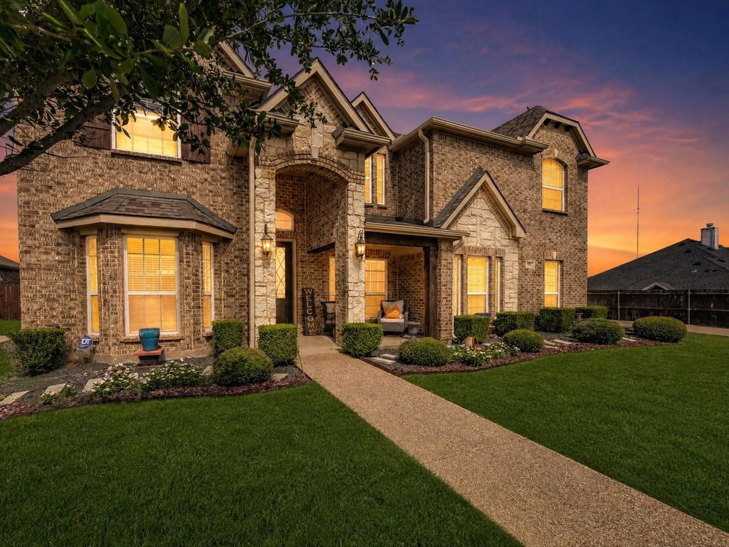 906 Hidden Lakes Drive, Cedar Hill