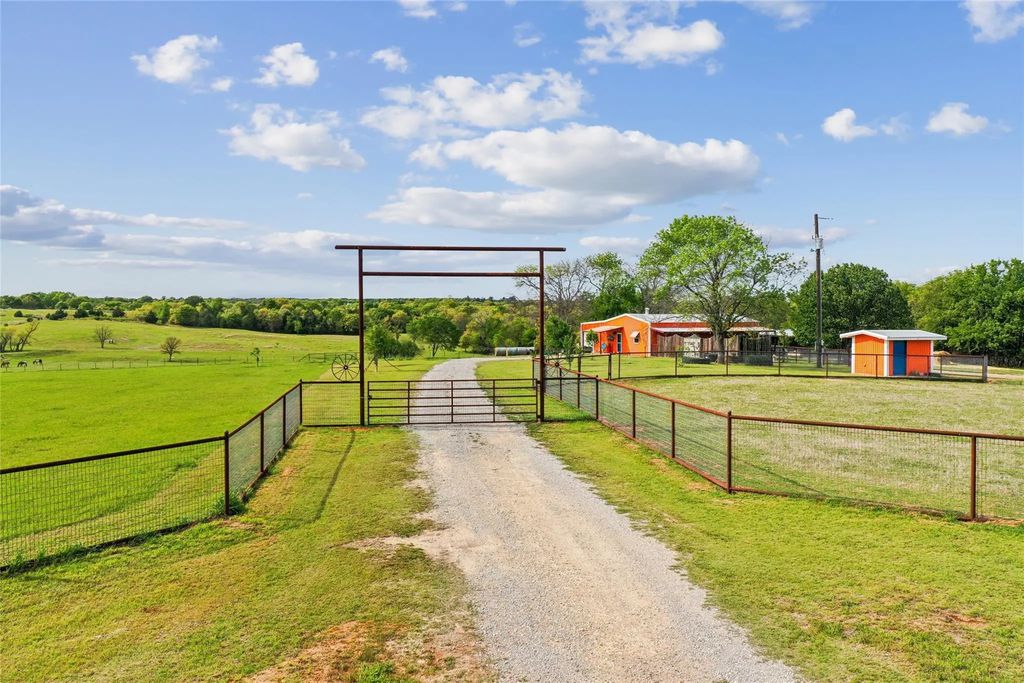 1406 N Johnson Loop, Montague