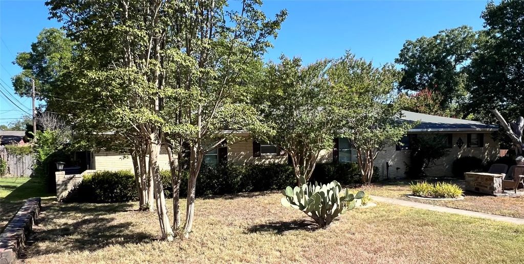 1206 Crestwood Drive, Cleburne