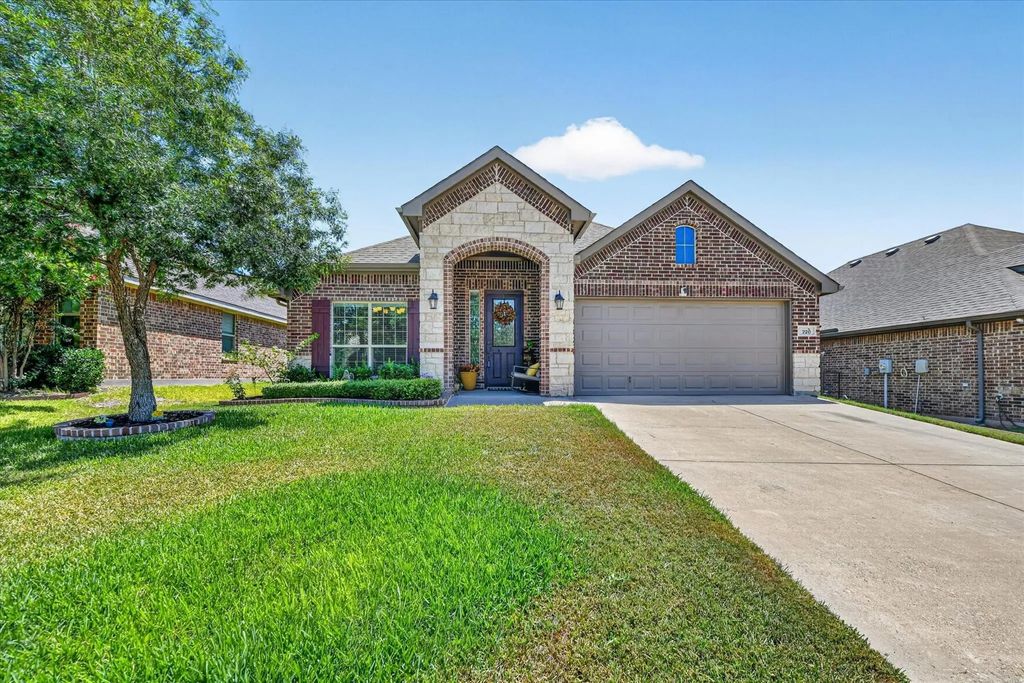 220 Carson Drive, Waxahachie