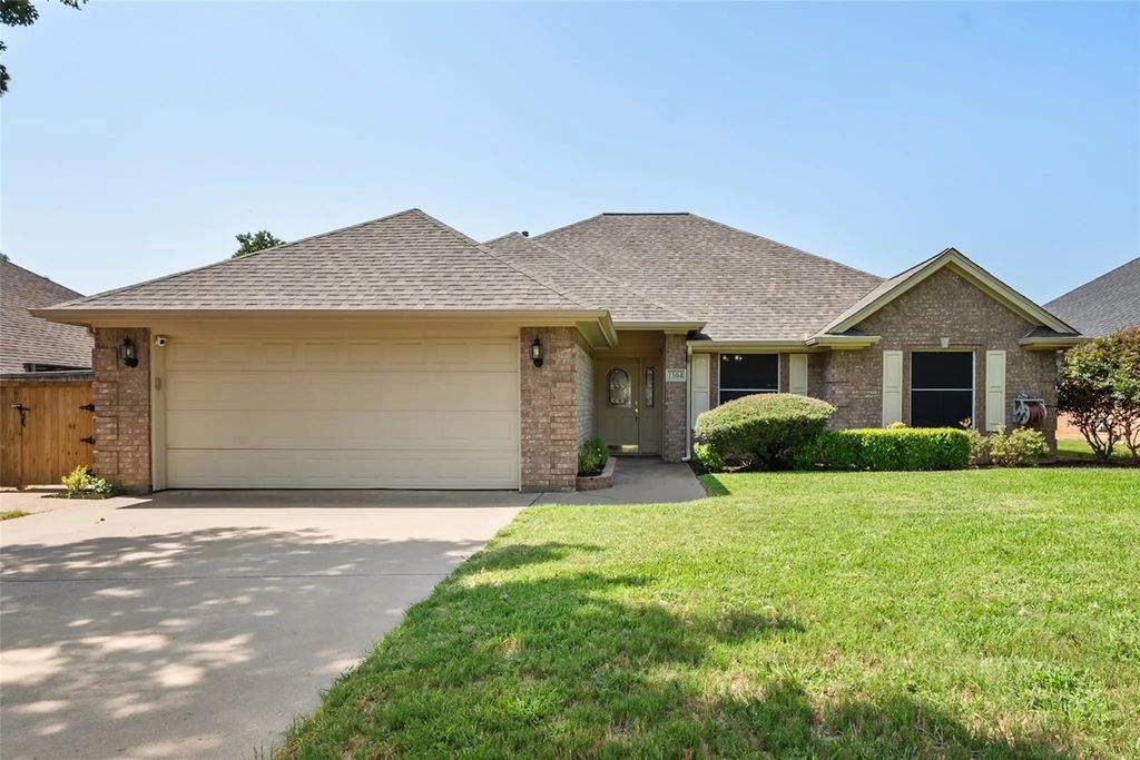 1104 Starling Court, Burleson