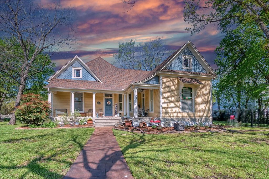 408 S Center Street, Forney