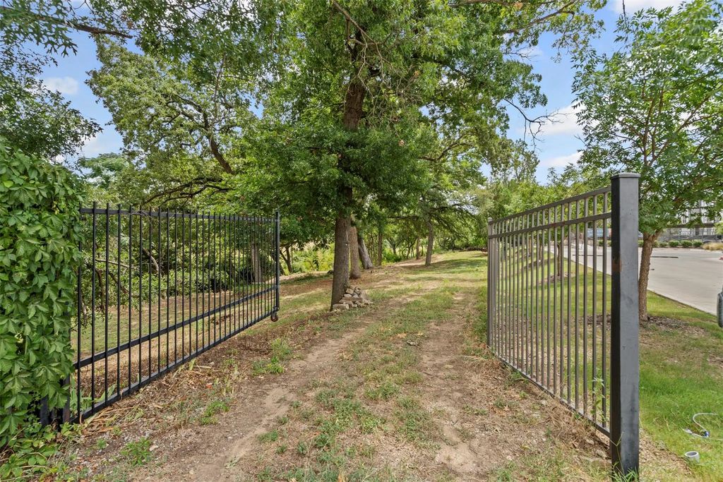 501 Nursery Lane, Fort Worth