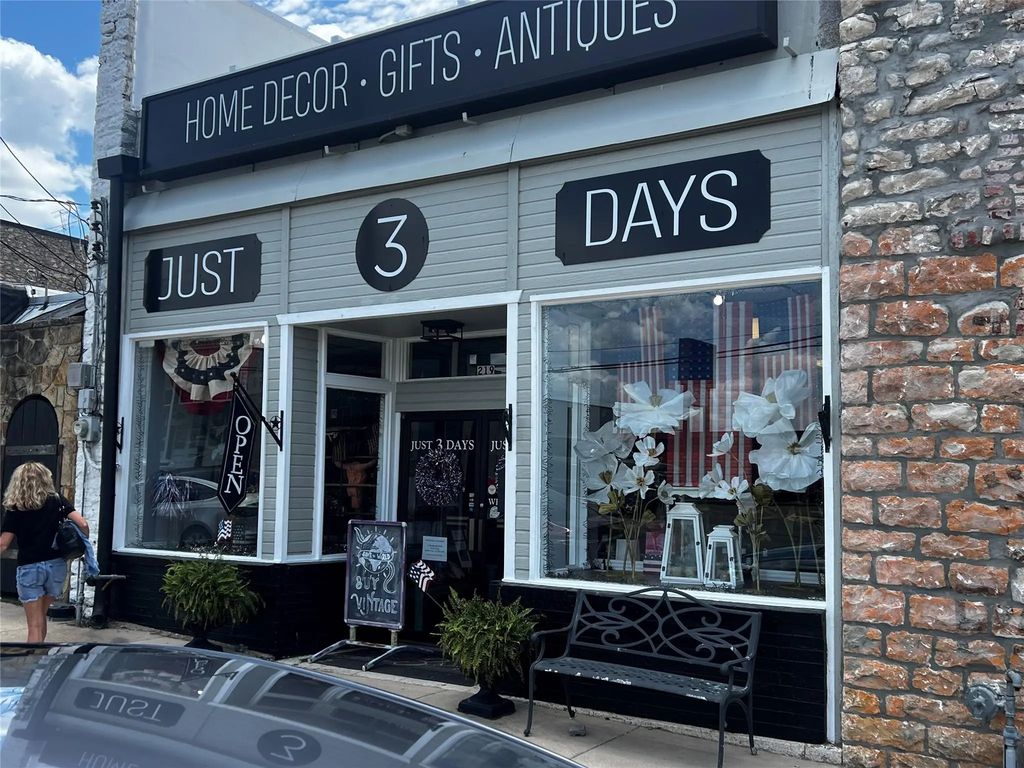 219 N Main Street N, Weatherford
