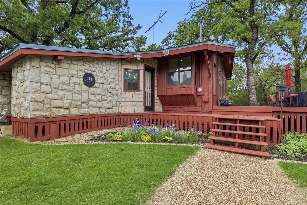 111 Oak Tree Lane, Hickory Creek