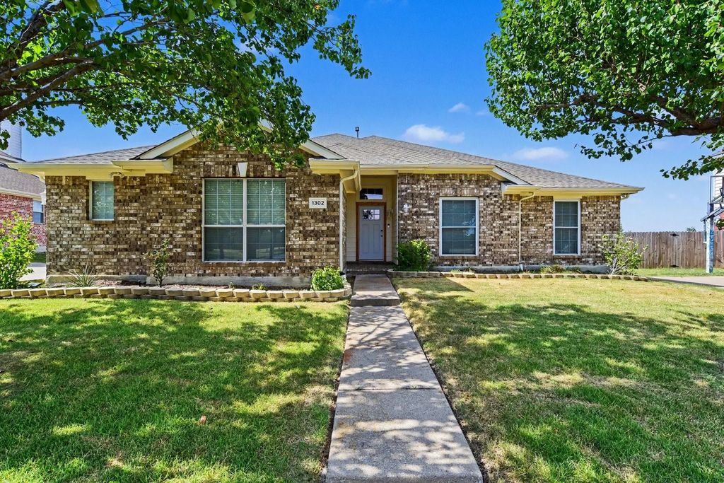 1302 Buckingham Drive, Forney