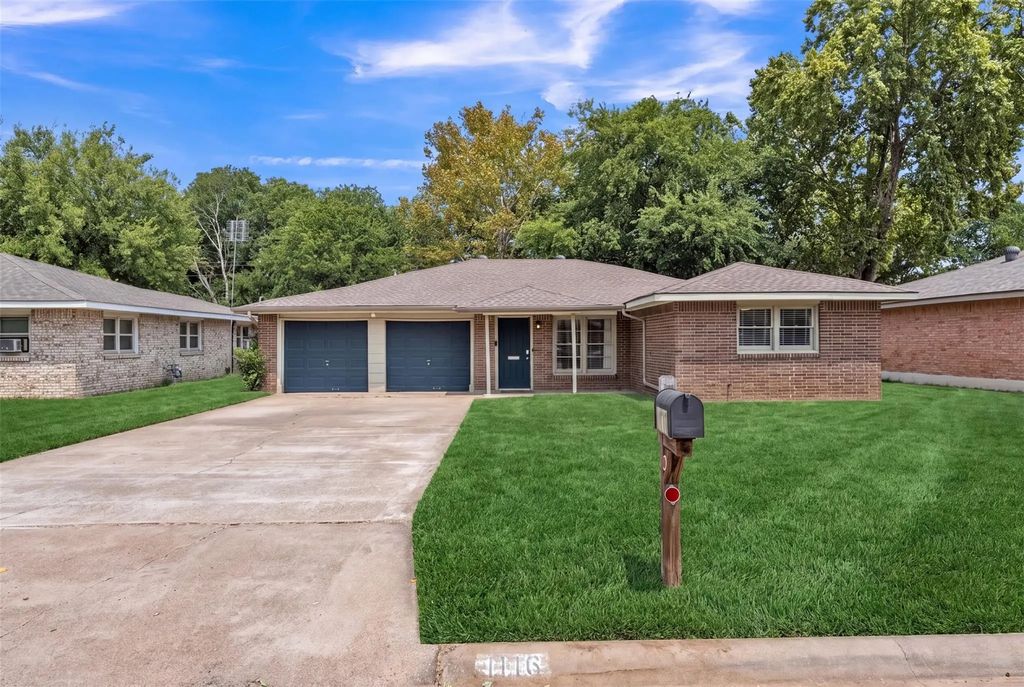 1116 Center Street, Cleburne