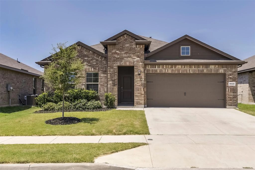8620 High Hill Drive, Fort Worth