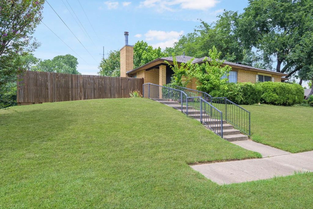 2114 Valleywood Drive, Arlington