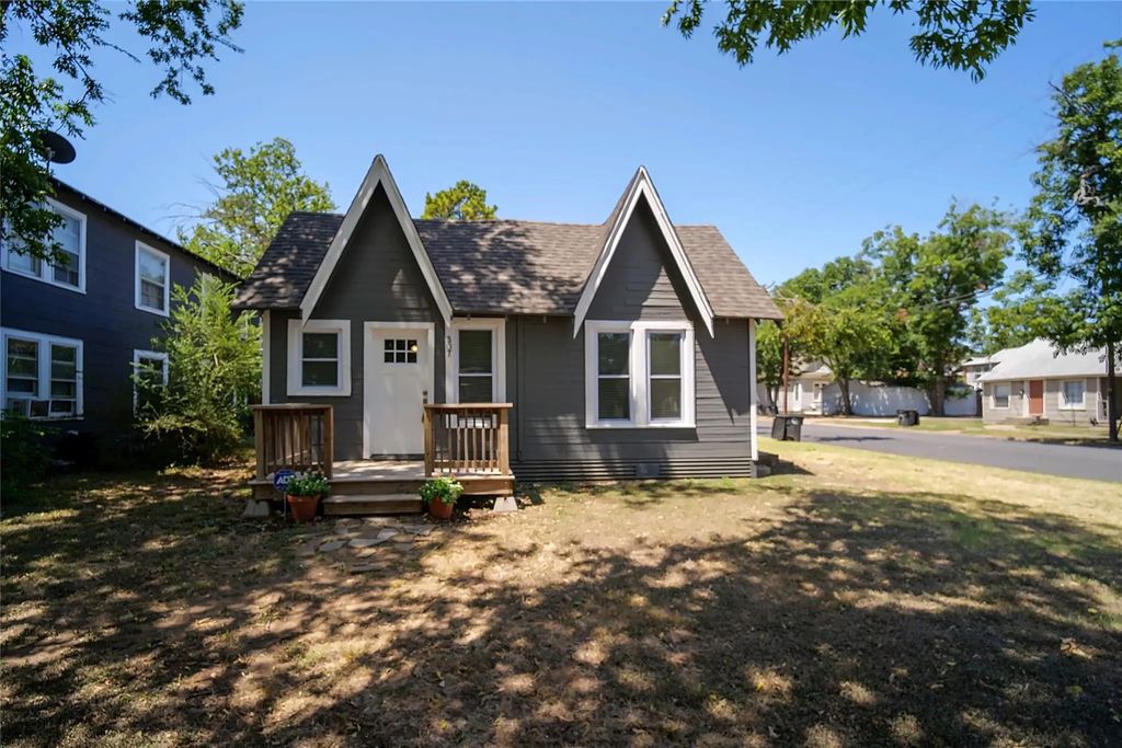 307 N Robinson Street, Cleburne