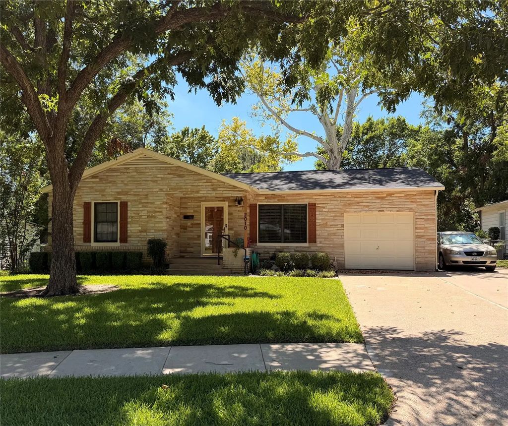2010 Goldenrod Lane, Arlington