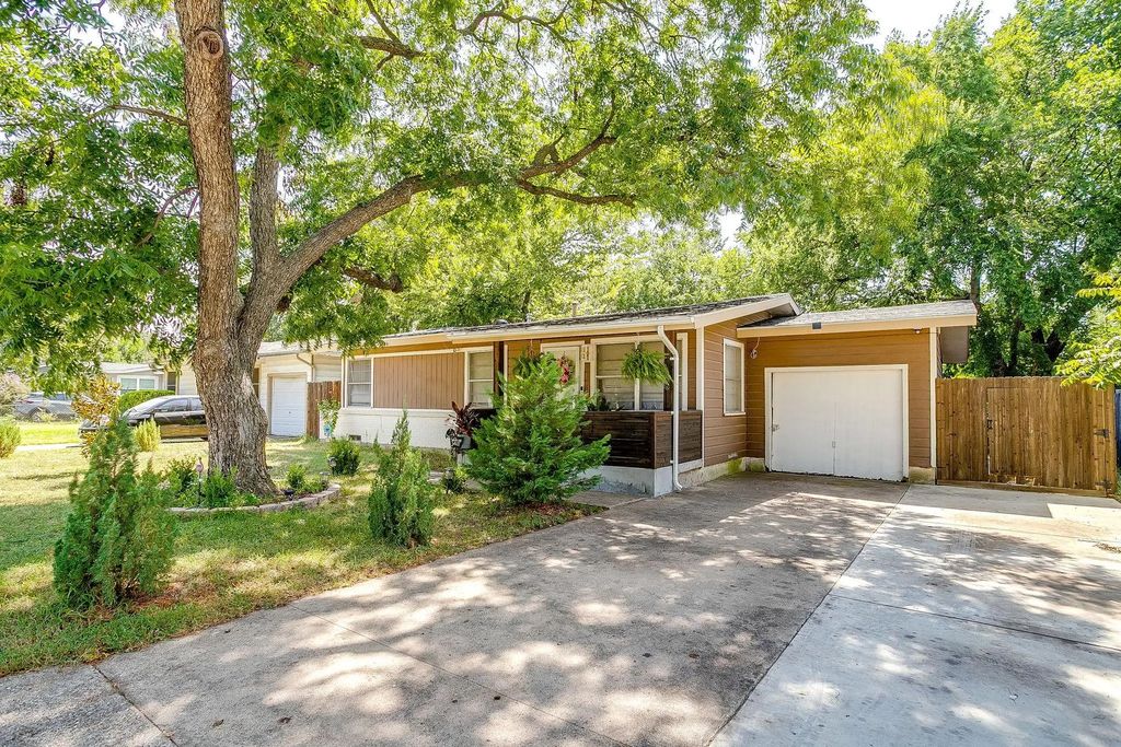 702 Lombardy Lane, Arlington